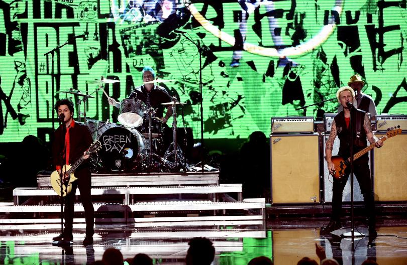 Lewat lagu 'Bang Bang', Green Day sukses membuat seluruh penonton berjingkrak, via: http://www.ibtimes.com/