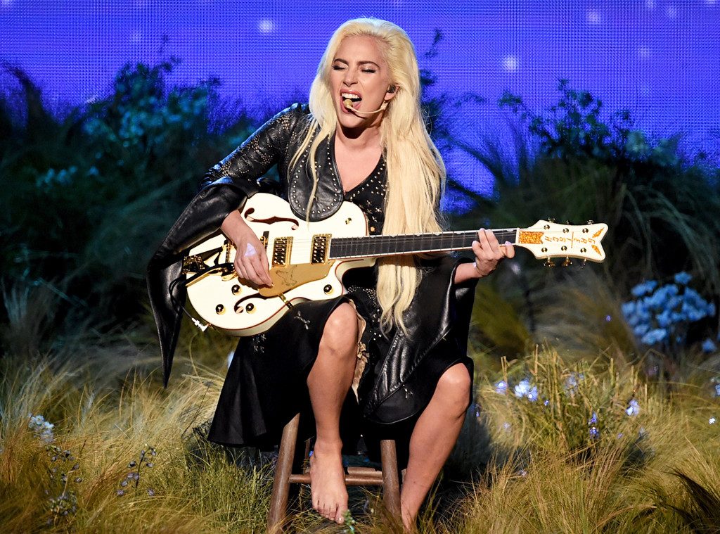 Lewat lagu 'Million Reasons' Lady Gaga berhasil menghipnotis penonton, via: http://www.eonline.com/